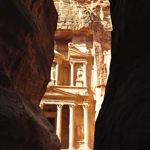 La Khazneh de Petra en Jordanie, vu à travers le Sik.